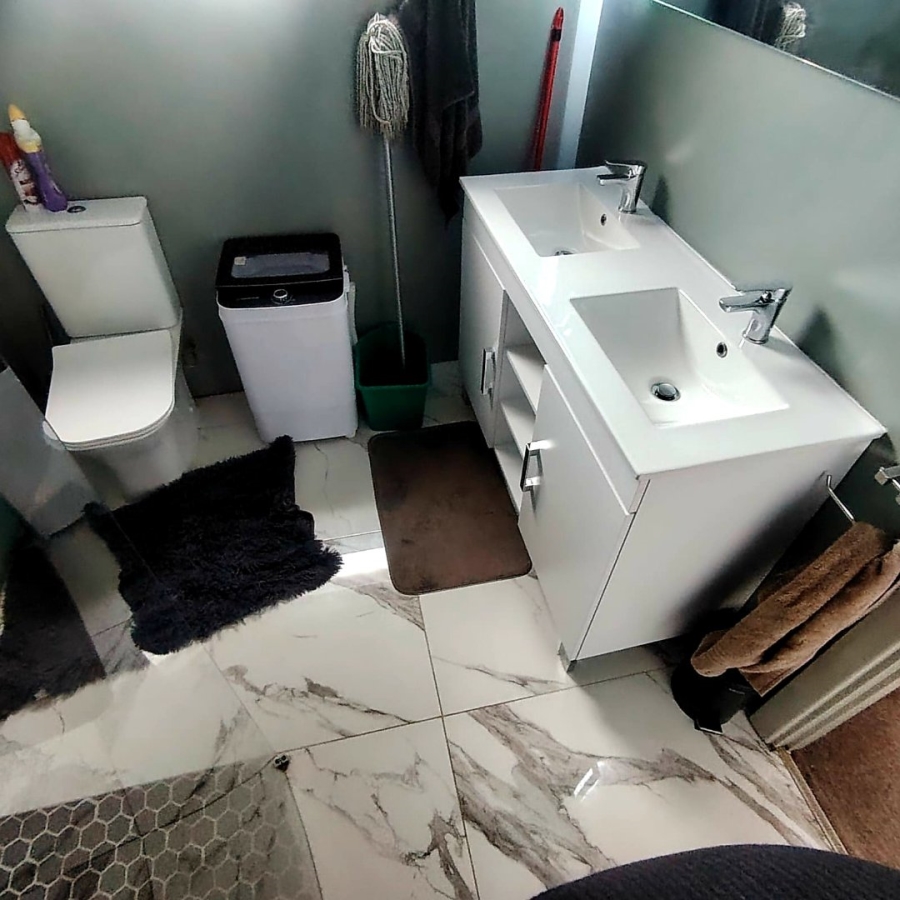 5 Bedroom Property for Sale in Beacon Bay Eastern Cape